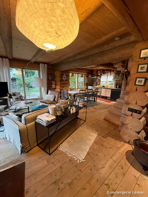 Séjour de chalet prêt à accueillir : salon et coin repas